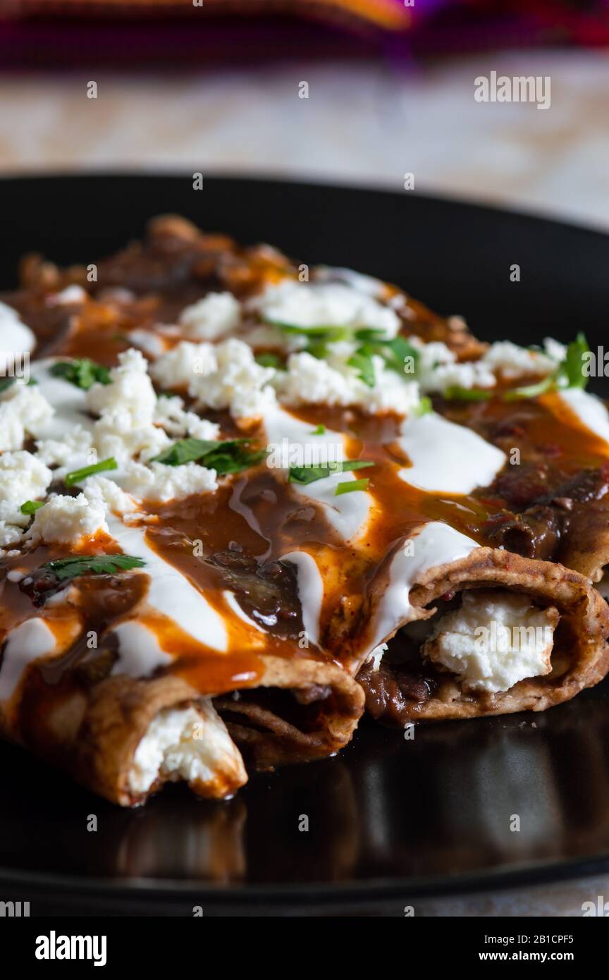 Enfrijoladas, Cuisine Mexicaine Végétarienne, Plats Typiques D'Antojitos Banque D'Images