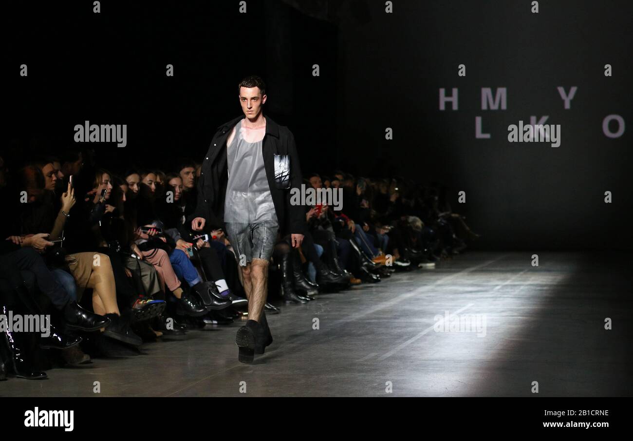 Kiev, Ukraine - 5 février 2020: Model présente une collection de vêtements par le designer HMYLKO pendant la 46ème saison de la semaine de la mode ukrainienne automne/hiver 2020/21 à Mystetskyi Arsenal à Kiev Banque D'Images