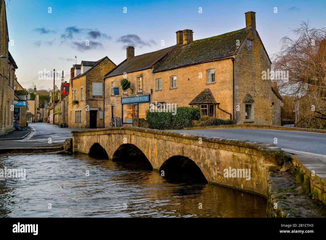 Boulangerie sur l'eau, Village de Bourton-on-the-Water, Gloucestershire, Angleterre, Royaume-Uni Banque D'Images
