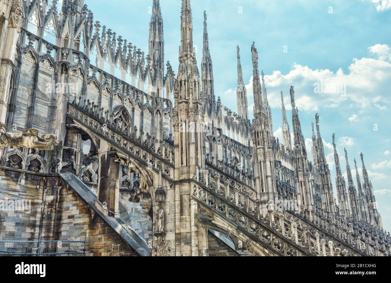 Le toit de la cathédrale de Milan (Duomo di Milano) à Milan, Italie. Le Duomo de Milan est la plus grande église d'Italie et la cinquième plus grande au monde. Banque D'Images Le toit de la cathédrale de Milan (Duomo di Milano) à Milan, Italie. Le Duomo de Milan est la plus grande église d'Italie et la cinquième plus grande au monde. Banque D'Images