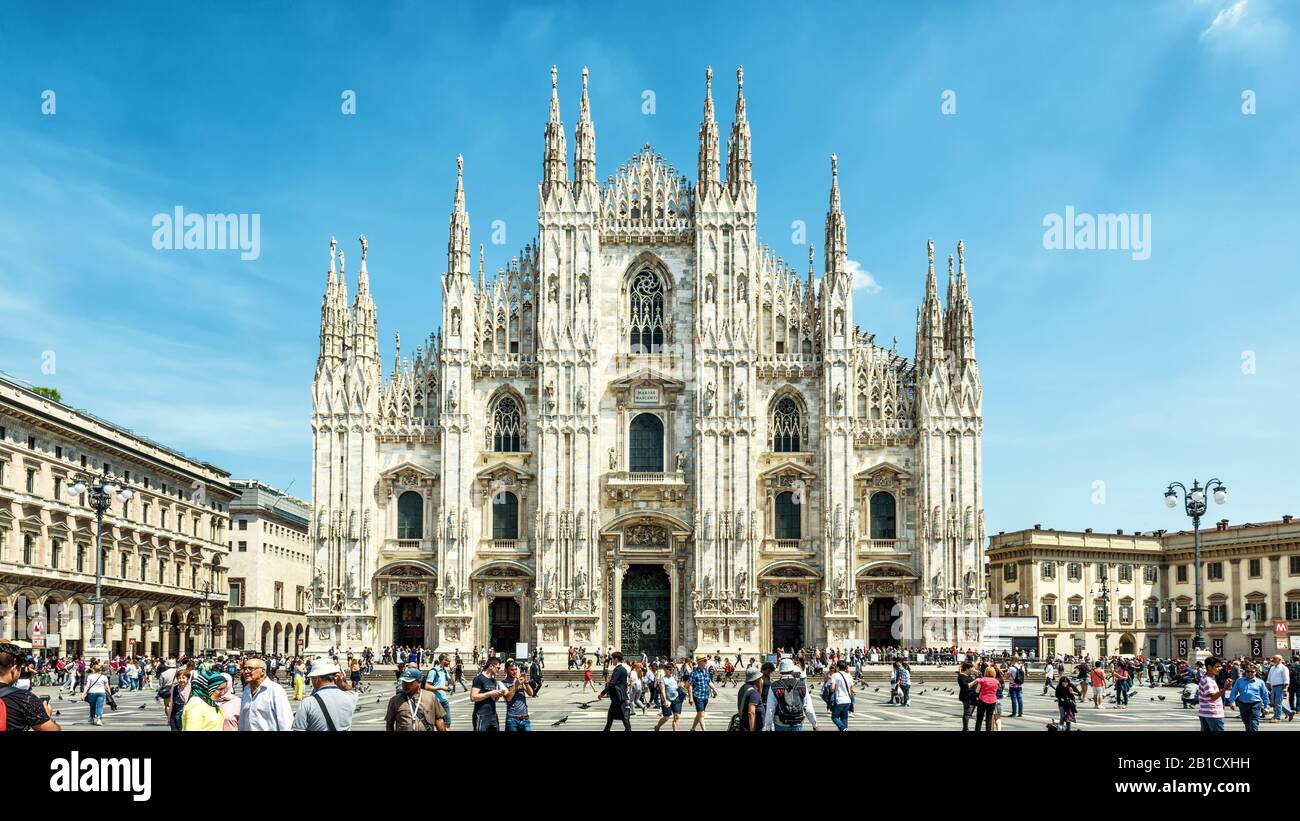Milan, Italie - 16 mai 2017 : les touristes visitent la cathédrale de Milan (Duomo di Milano). Cathédrale de Milan au soleil. Vue panoramique panoramique sur Milan Ca Banque D'Images