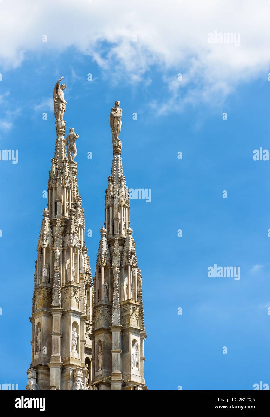 Statues en marbre sur les pierres de spiers du toit de la cathédrale de Milan à Milan, italie. Le Duomo de Milan est la plus grande église d'Italie et les cinquième larges Banque D'Images