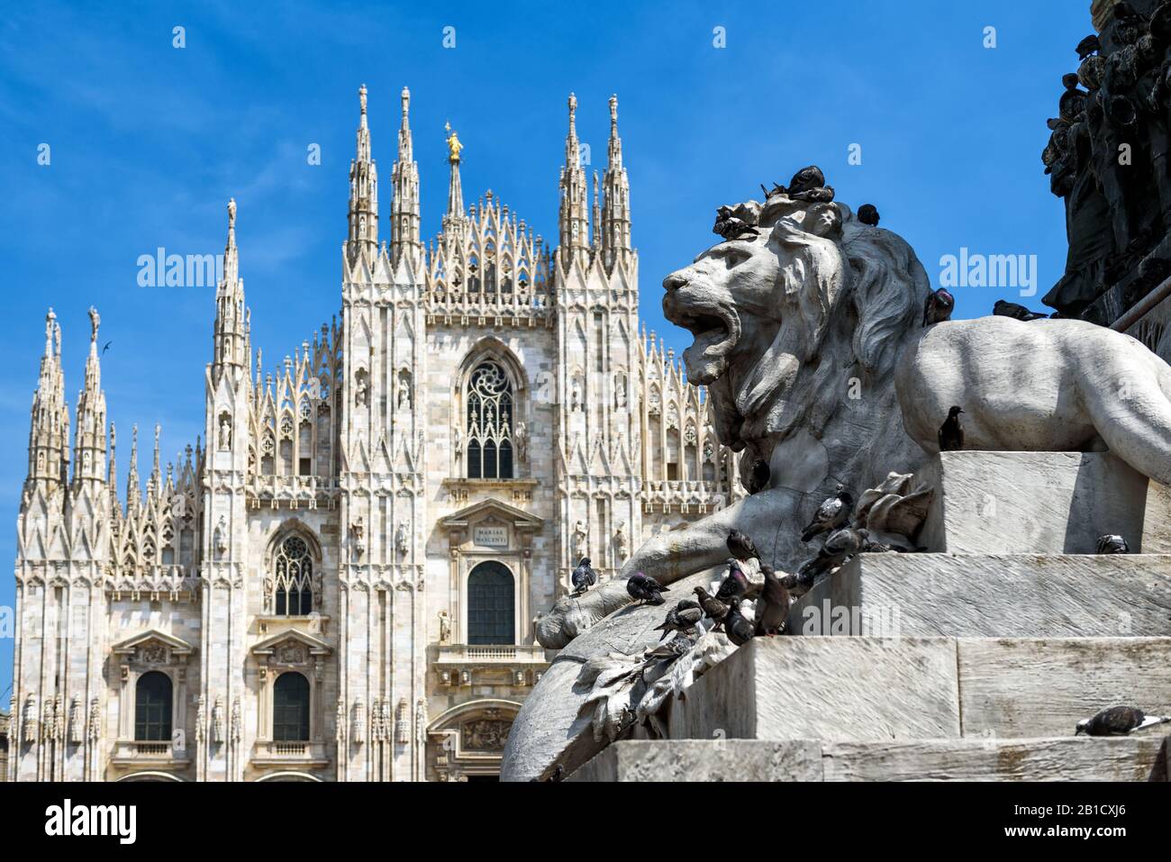 Sculpture d'un lion dans le monument de Victor Emanuel II sur la Piazza del Duomo à Milan, en Italie. La cathédrale de Milan (Duomo di Milano) dans l' Banque D'Images