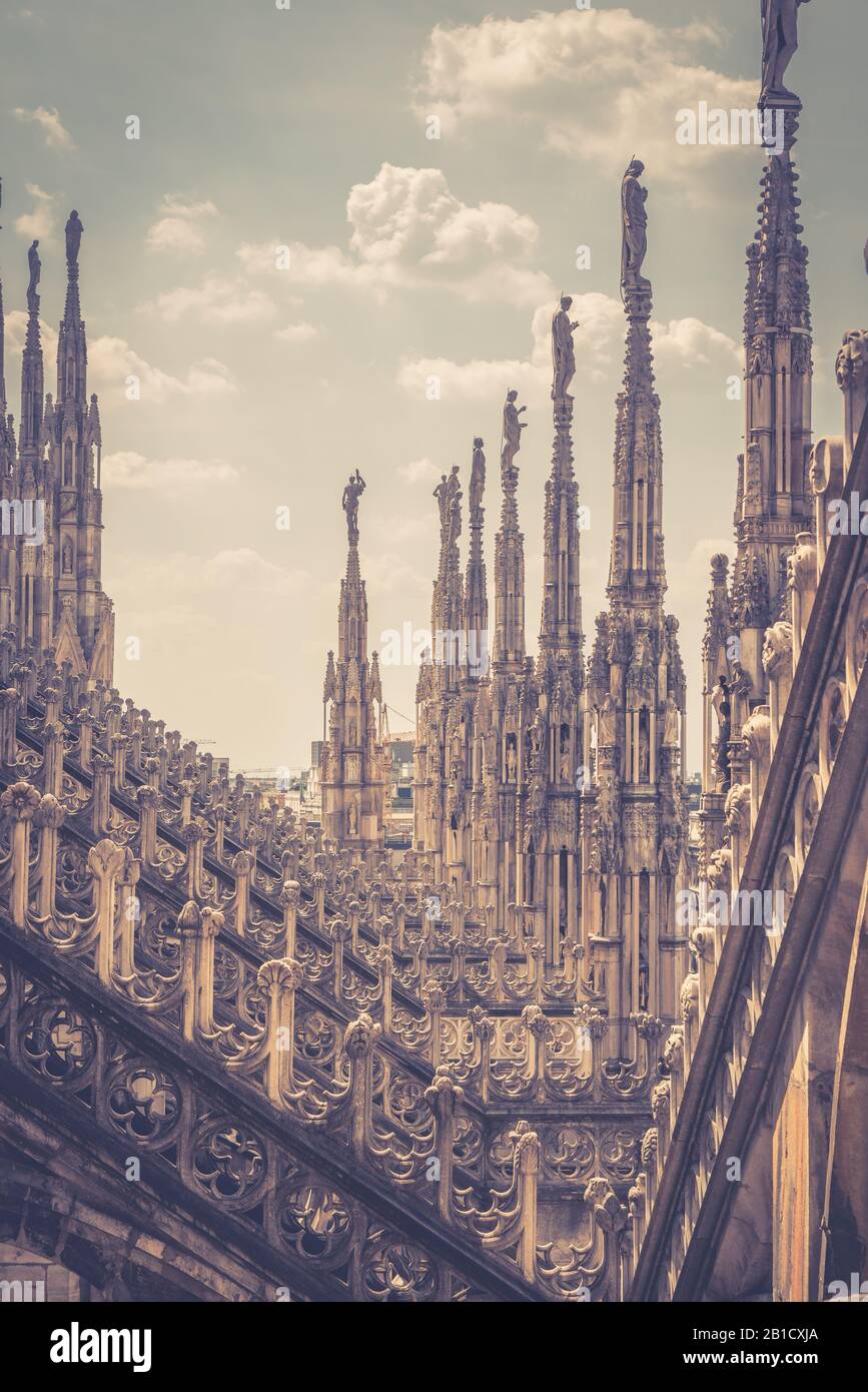 Le toit de la cathédrale de Milan (Duomo di Milano) à Milan, Italie. Le Duomo de Milan est la plus grande église d'Italie et la cinquième plus grande au monde. Banque D'Images