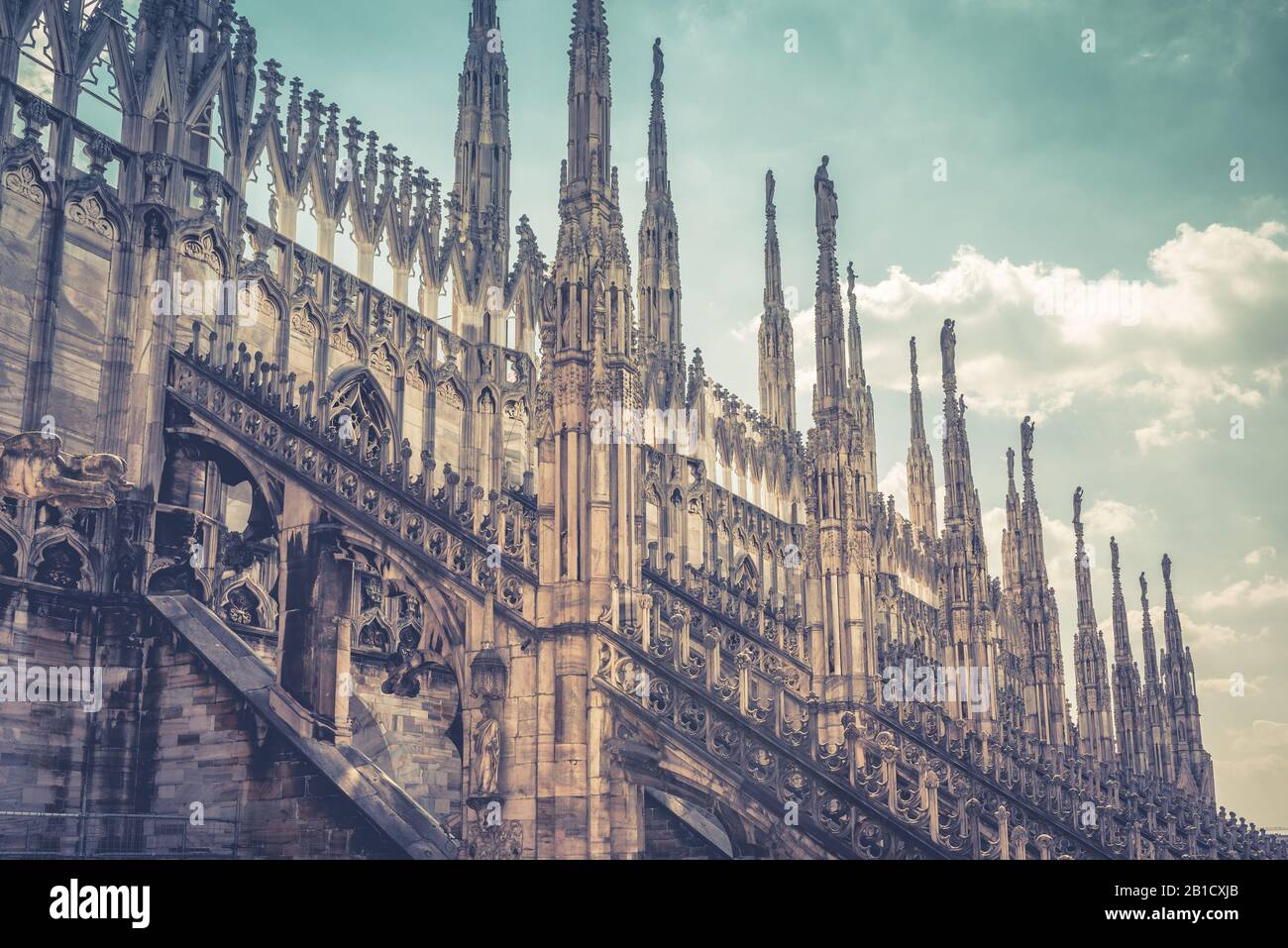 Vue imprenable sur le toit de la cathédrale de Milan (Duomo di Milano) à Milan, en Italie. Magnifique haut de gamme de la cathédrale de Milan avec des rangées de pinnacles gothiques sur le th Banque D'Images