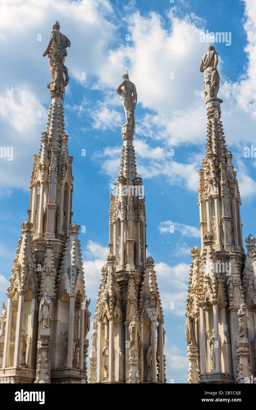 Statues en marbre sur les pierres de spiers du toit de la cathédrale de Milan (Duomo di Milano) à Milan, italie. Le Duomo de Milan est la plus grande église d'Italie an Banque D'Images