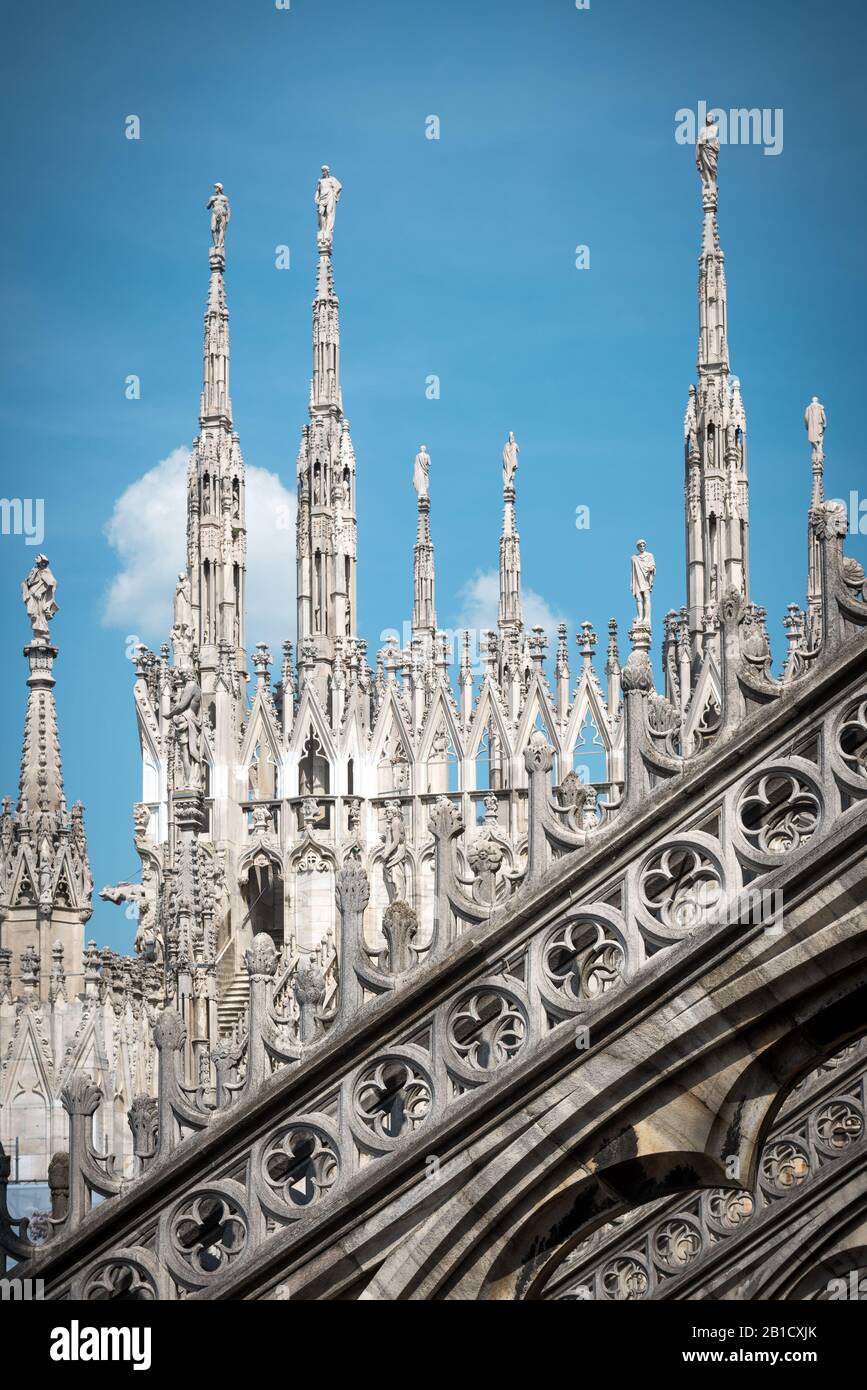 Le toit de la cathédrale de Milan (Duomo di Milano) à Milan, Italie. Le Duomo de Milan est la plus grande église d'Italie et la cinquième plus grande au monde. Banque D'Images
