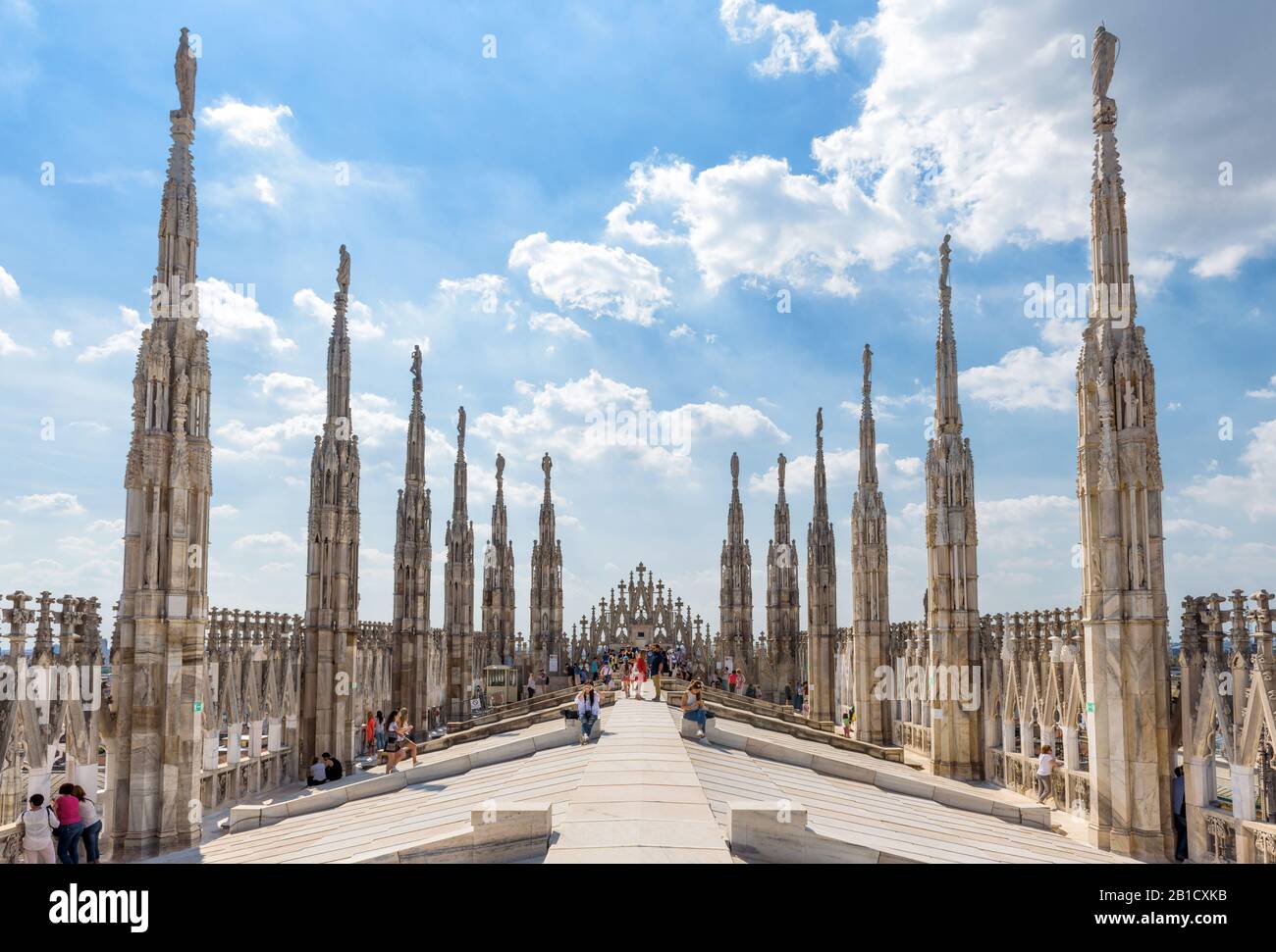 Milan, Italie - 16 mai 2017 : les touristes visitent le toit de la cathédrale de Milan (Duomo di Milano). Le Duomo de Milan est la plus grande église d'Italie et le fift Banque D'Images