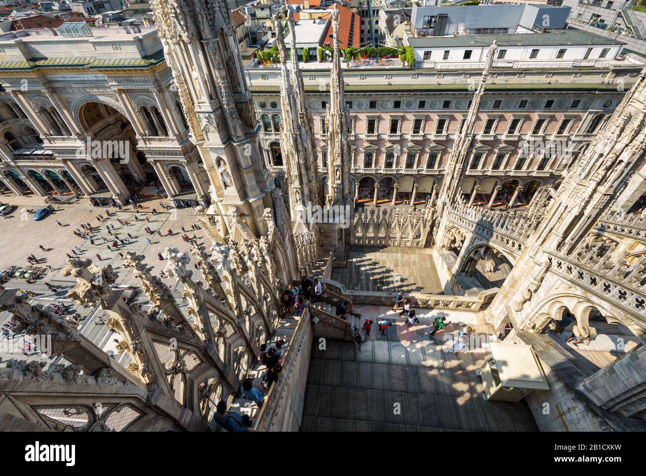 Milan, Italie - 16 mai 2017 : les touristes visitent le toit de la cathédrale de Milan (Duomo di Milano). Vue sur la Piazza del Duomo avec la Galleria Vittorio Banque D'Images
