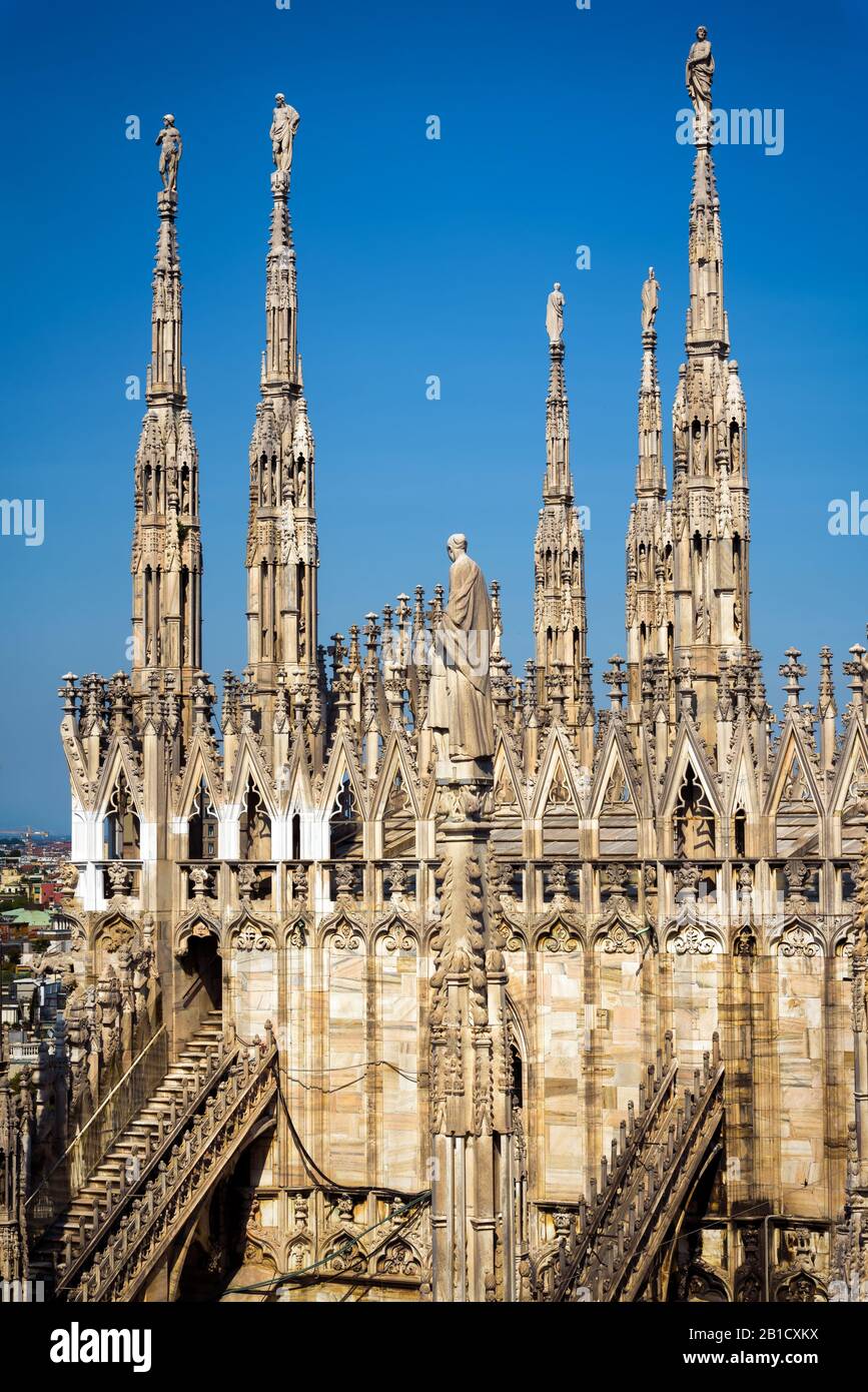 Le toit de la cathédrale de Milan (Duomo di Milano) à Milan, Italie. Le Duomo de Milan est la plus grande église d'Italie et la cinquième plus grande au monde. Banque D'Images