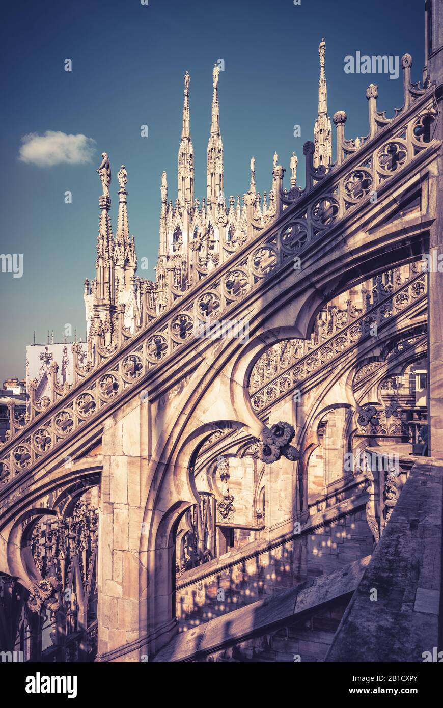 Décoration de luxe du toit de la cathédrale de Milan, Italie. La cathédrale de Milan ou le Duomo di Milano est la principale attraction touristique de Milan. Incroyable archi orné Banque D'Images