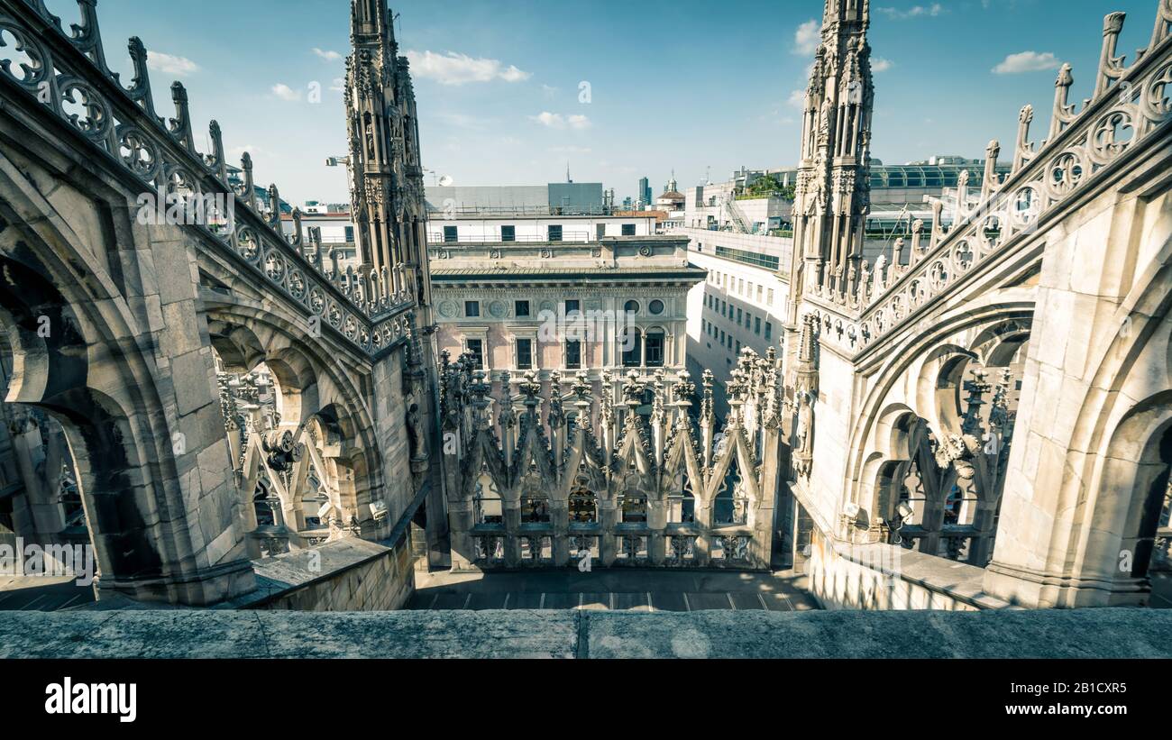 Le toit de la cathédrale de Milan (Duomo di Milano) à Milan, Italie. Le Duomo de Milan est la plus grande église d'Italie et la cinquième plus grande au monde. 16:9 Banque D'Images