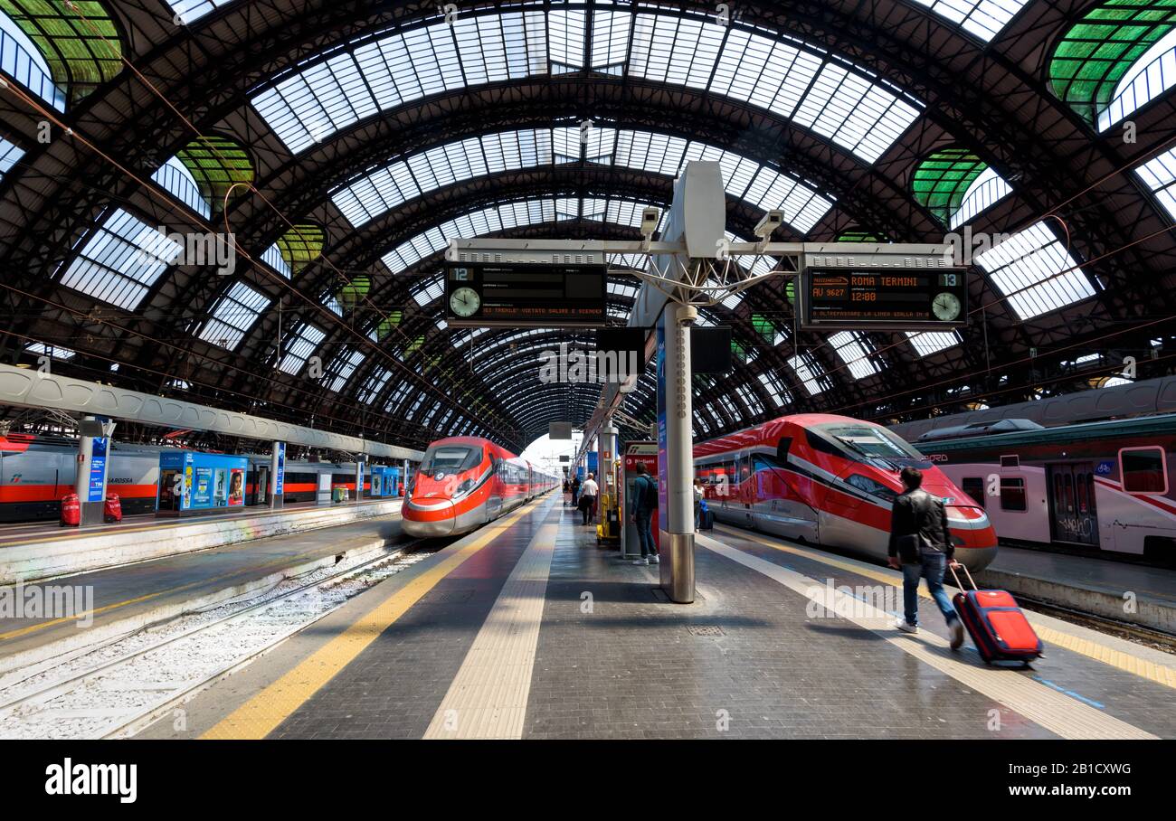 Milan, Italie - 17 mai 2017 : gare centrale de Milan avec trains à grande vitesse modernes. Banque D'Images