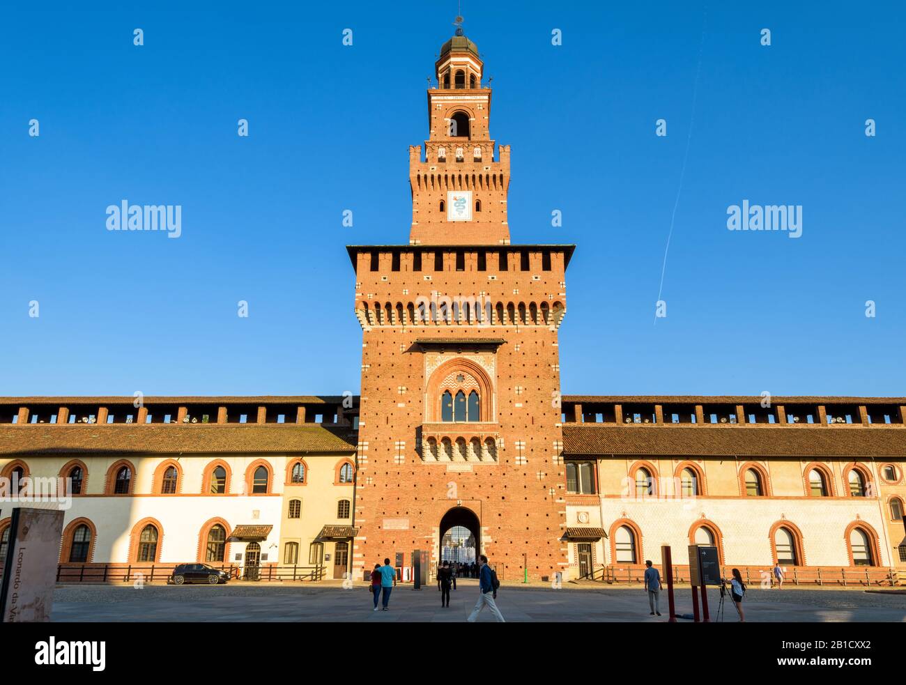 Milan, Italie - 22 Mai 2017 : À L'Intérieur Du Château Sforza (Castello Sforzesco). La tour centrale, ou Torre del Filarete. Ce château a été construit dans les 15 t Banque D'Images Milan, Italie - 22 Mai 2017 : À L'Intérieur Du Château Sforza (Castello Sforzesco). La tour centrale, ou Torre del Filarete. Ce château a été construit dans les 15 t Banque D'Images