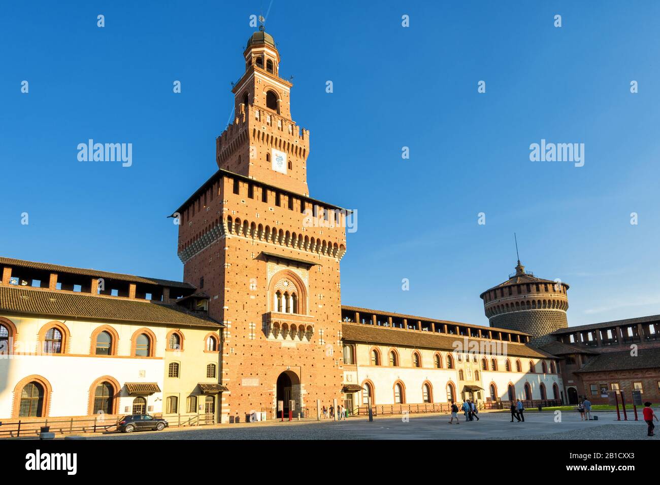 Milan, Italie - 22 Mai 2017 : À L'Intérieur Du Château Sforza (Castello Sforzesco). Ce château a été construit au XVe siècle par Francesco Sforza, duc de Mil Banque D'Images Milan, Italie - 22 Mai 2017 : À L'Intérieur Du Château Sforza (Castello Sforzesco). Ce château a été construit au XVe siècle par Francesco Sforza, duc de Mil Banque D'Images