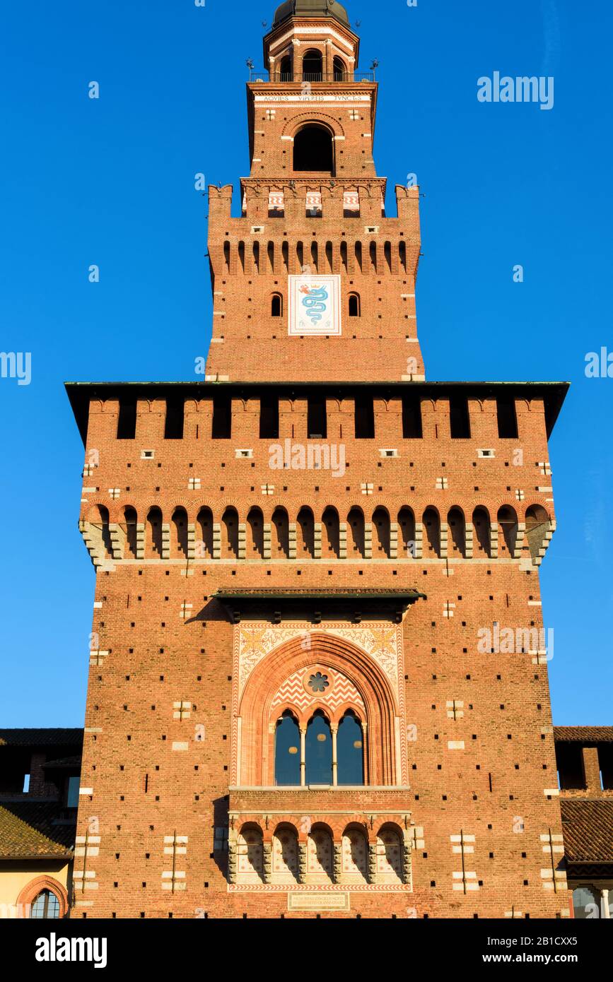 Sforza Castel (Castello Sforzesco) À Milan, Italie. La tour centrale (Torre del Filarete). Ce château a été construit au XVe siècle par Francesco Sfo Banque D'Images Sforza Castel (Castello Sforzesco) À Milan, Italie. La tour centrale (Torre del Filarete). Ce château a été construit au XVe siècle par Francesco Sfo Banque D'Images