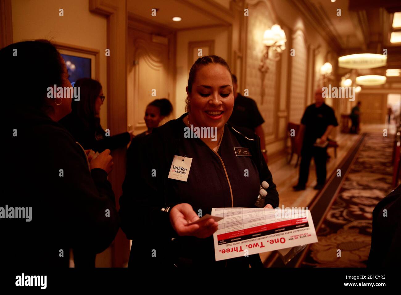 02222020 - Las Vegas, Nevada, États-Unis: Les femmes qui soutiennent Bernie Sanders arrivent à la Grande salle de bal du Bellagio pour voter au Nevada Caucus, samedi 22 février 2020 à Las Vegas, Nevada. Banque D'Images