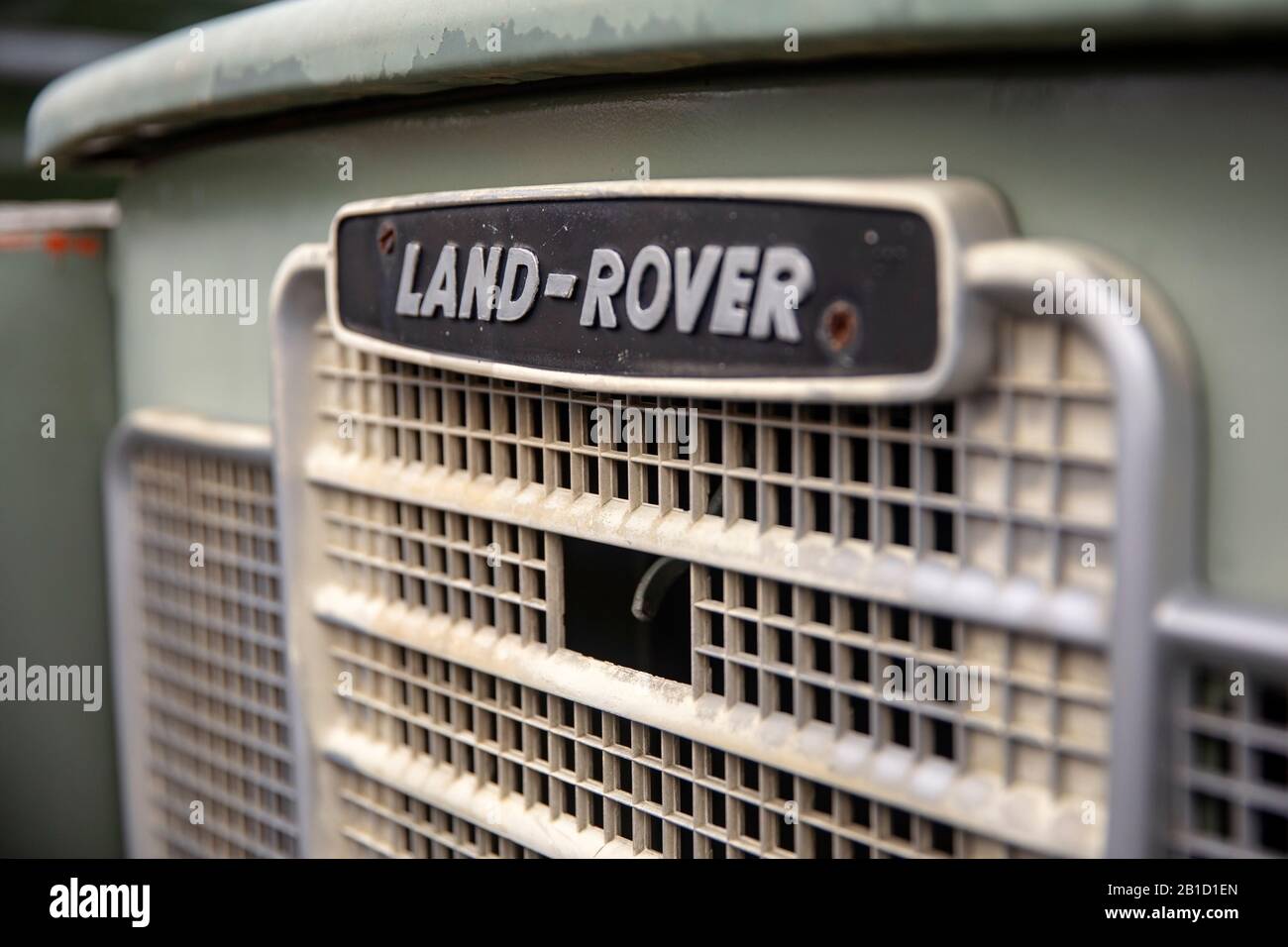 Gros plan du classique Land Rover Oval badge and Grill (faible profondeur de champ) - Asheville, Caroline du Nord, États-Unis Banque D'Images