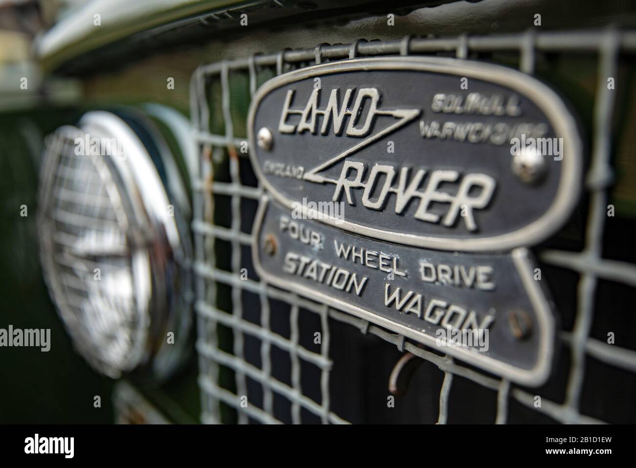 Gros plan du classique Land Rover Oval badge and Grill (faible profondeur de champ) - Asheville, Caroline du Nord, États-Unis Banque D'Images