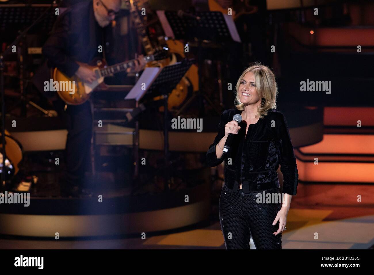 Irene Grandi se produit en direct dans le deuxième épisode de l'émission de télévision 'una storia da cantare' . Le spectacle est sur Rai 1 de l'Auditorium de Naples. (Photo De Francesco Cigliano/Pacific Press) Banque D'Images