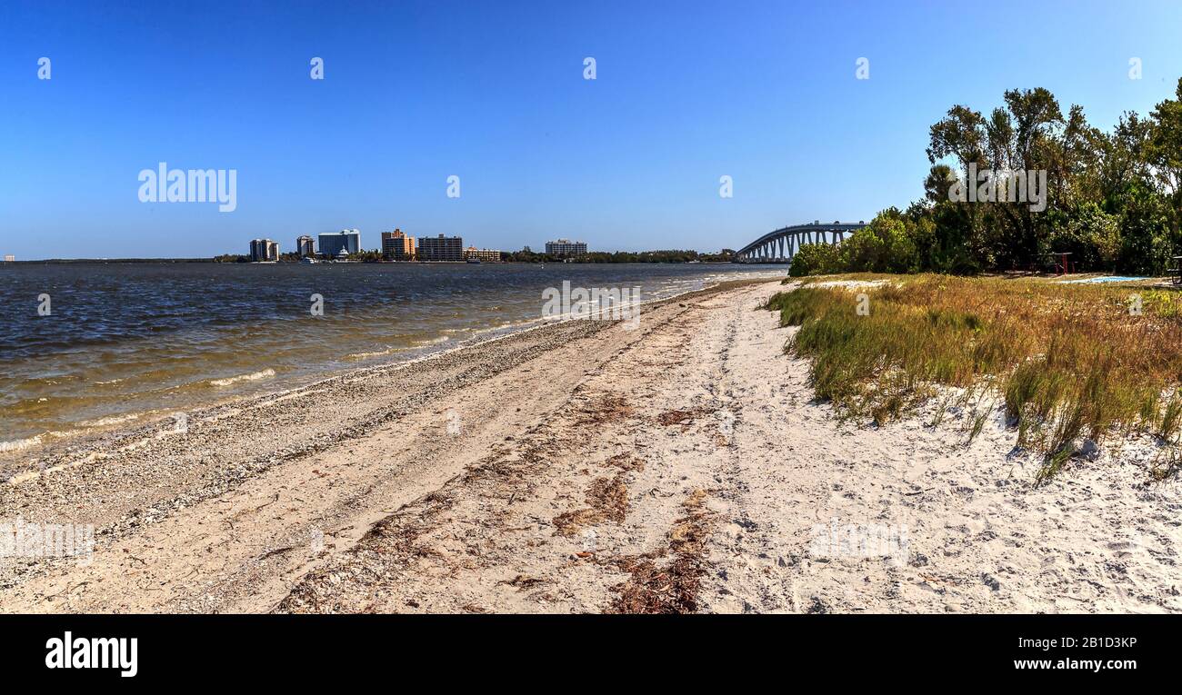 Pont Sanibel Causeway en arrière-plan du parc Causeway Islands sur Sanibel en Floride. Banque D'Images