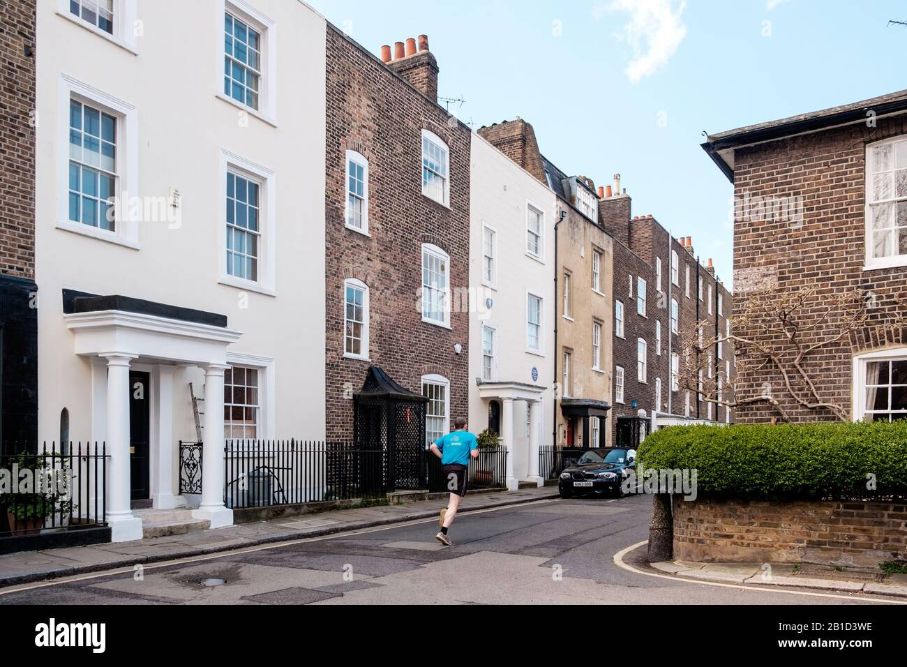 Photo arrière d'un homme sportif qui fait du jogging dans la rue près du centre commercial Chiswick, Londres, Angleterre Banque D'Images