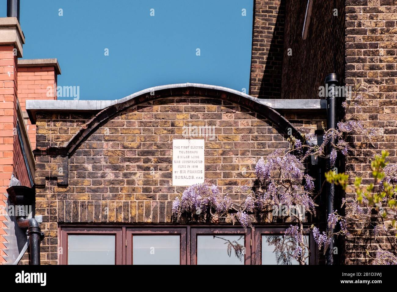 Photo extérieure d'un bâtiment historique où le premier télégraphe électrique a été construit en 1816 par Sir Francis Ronalds, F.R.S. Chiswick Mall, Londres Banque D'Images