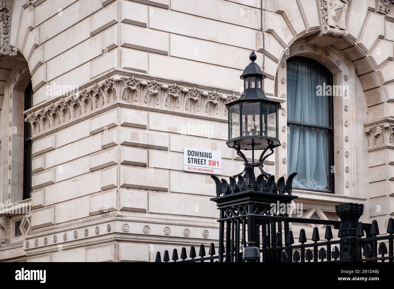 Structure de bâtiment vintage avec lampe de rue classique, Downing Street, Londres, Angleterre Banque D'Images