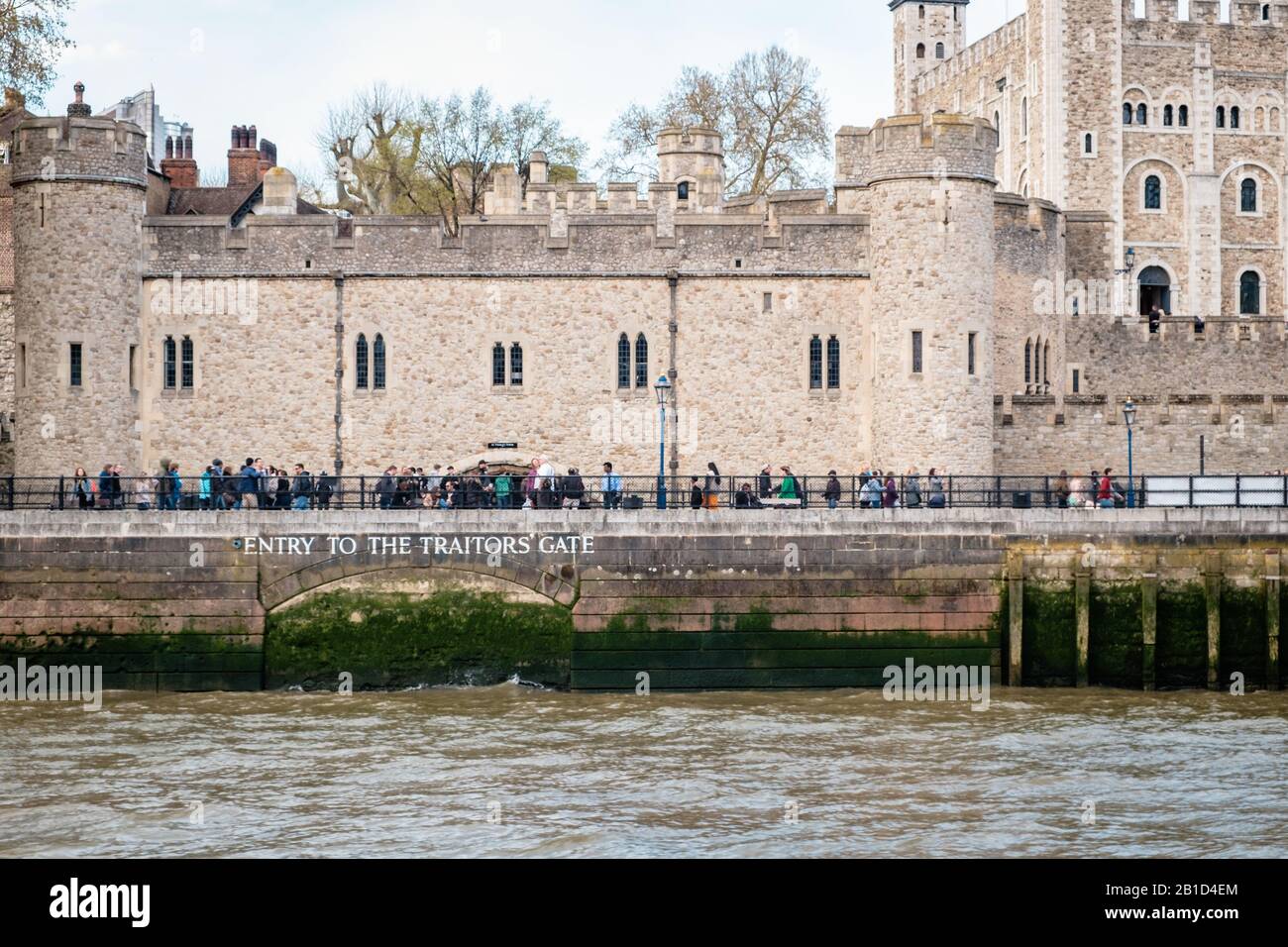 Touristes visitant la porte historique des traîtres à la Tour de Londres, Londres, Angleterre. Banque D'Images