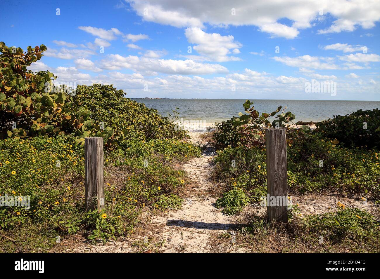 Chemin de plage vers Causeway Islands Park sur Sanibel en Floride. Banque D'Images