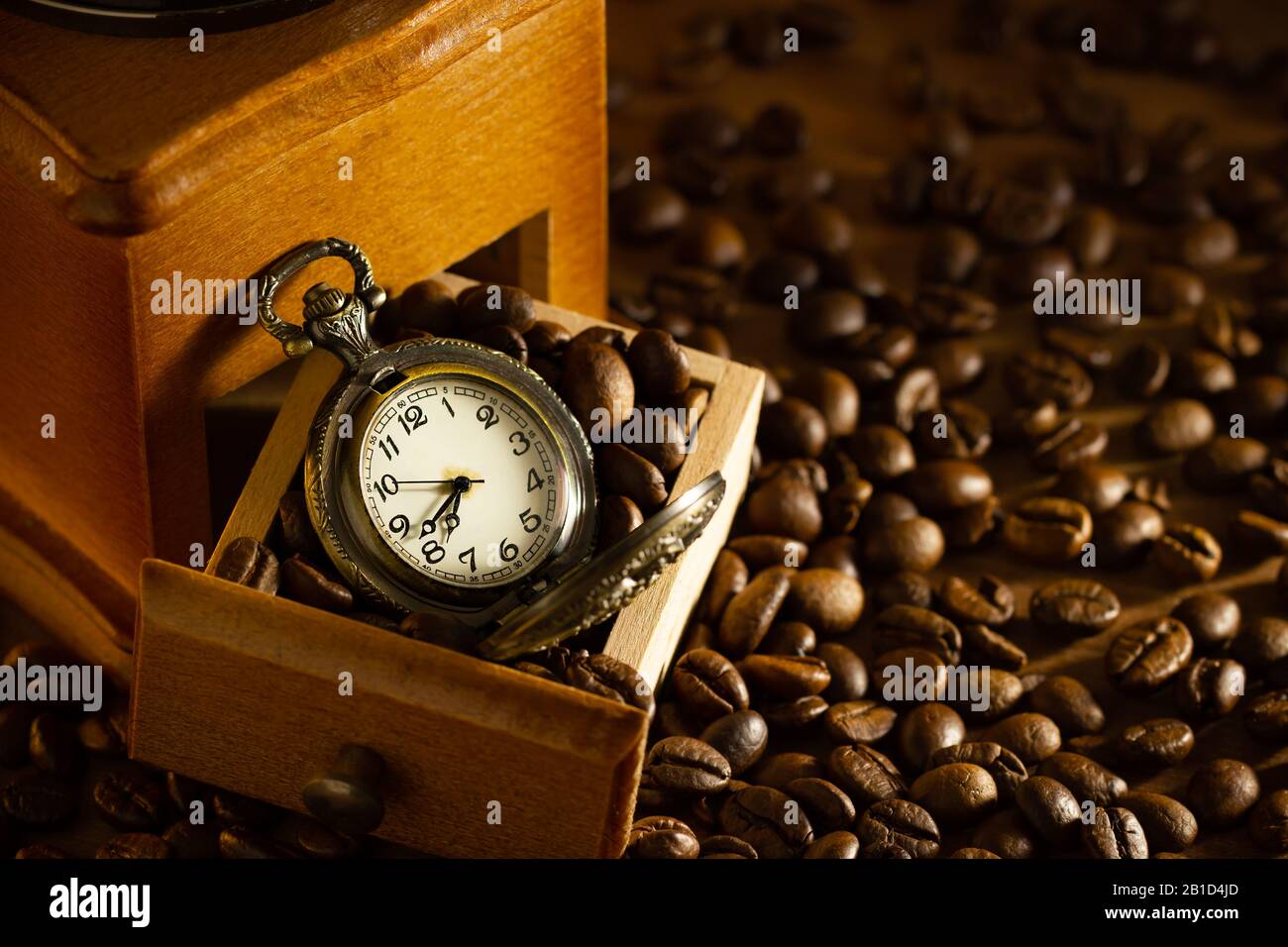 Grain de café et poche observez le plateau du moulin manuel sur la table. Concept de l'heure du café le matin. Banque D'Images