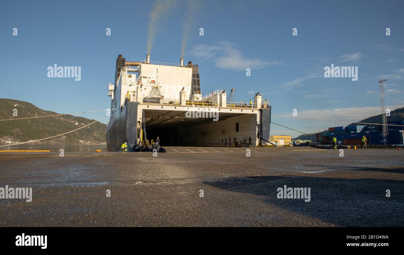 Les marines des États-Unis et les soldats norvégiens du Forsvaret se préparent à charger du matériel du corps marin des États-Unis MCCP-N à bord du navire de fret Britannia Seaways, dans le port d'Orkanger, en Norvège, le 17 février 2020, en vue de l'exercice Cold Response 20. Le MCPP-N est un programme géré par le corps des marines du Siège qui assure le stockage, l'entretien et le prépositionnement de l'équipement et des fournitures pour soutenir les opérations d'urgence en Europe et à l'étranger. (ÉTATS-UNIS Photo du corps marin par le Cpl. Joseph Atiyeh) Banque D'Images