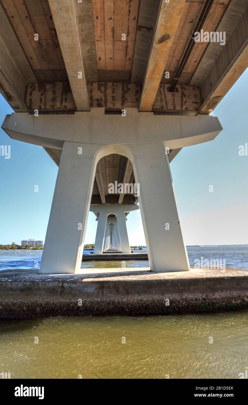 Sous le pont Sanibel Causeway du parc Causeway Islands sur Sanibel en Floride. Banque D'Images
