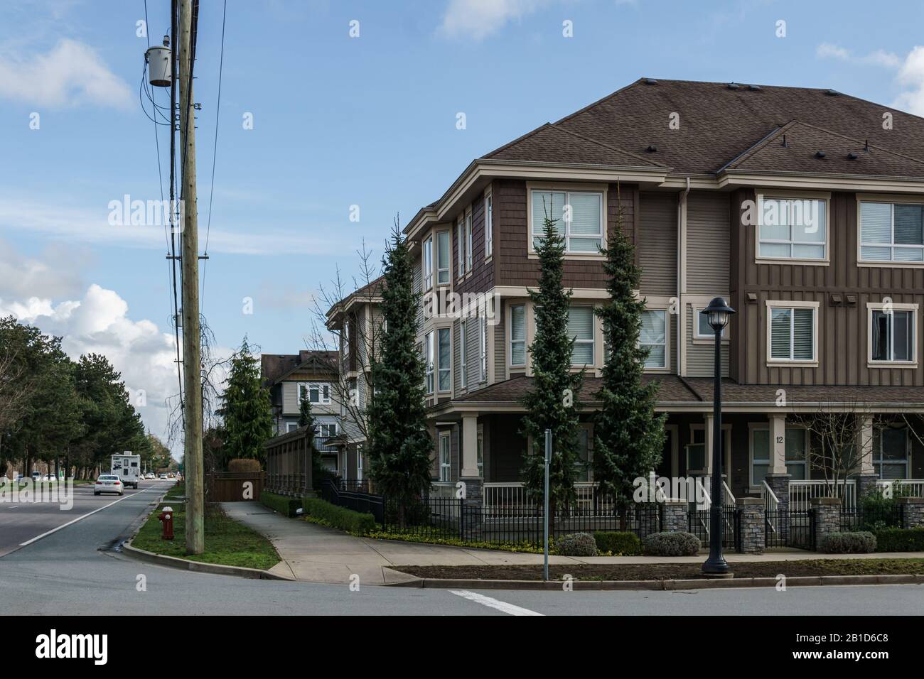 Richmond, CANADA - 2 FÉVRIER 2020 : détails architecturaux des maisons de ville modernes, rue Alder. Banque D'Images