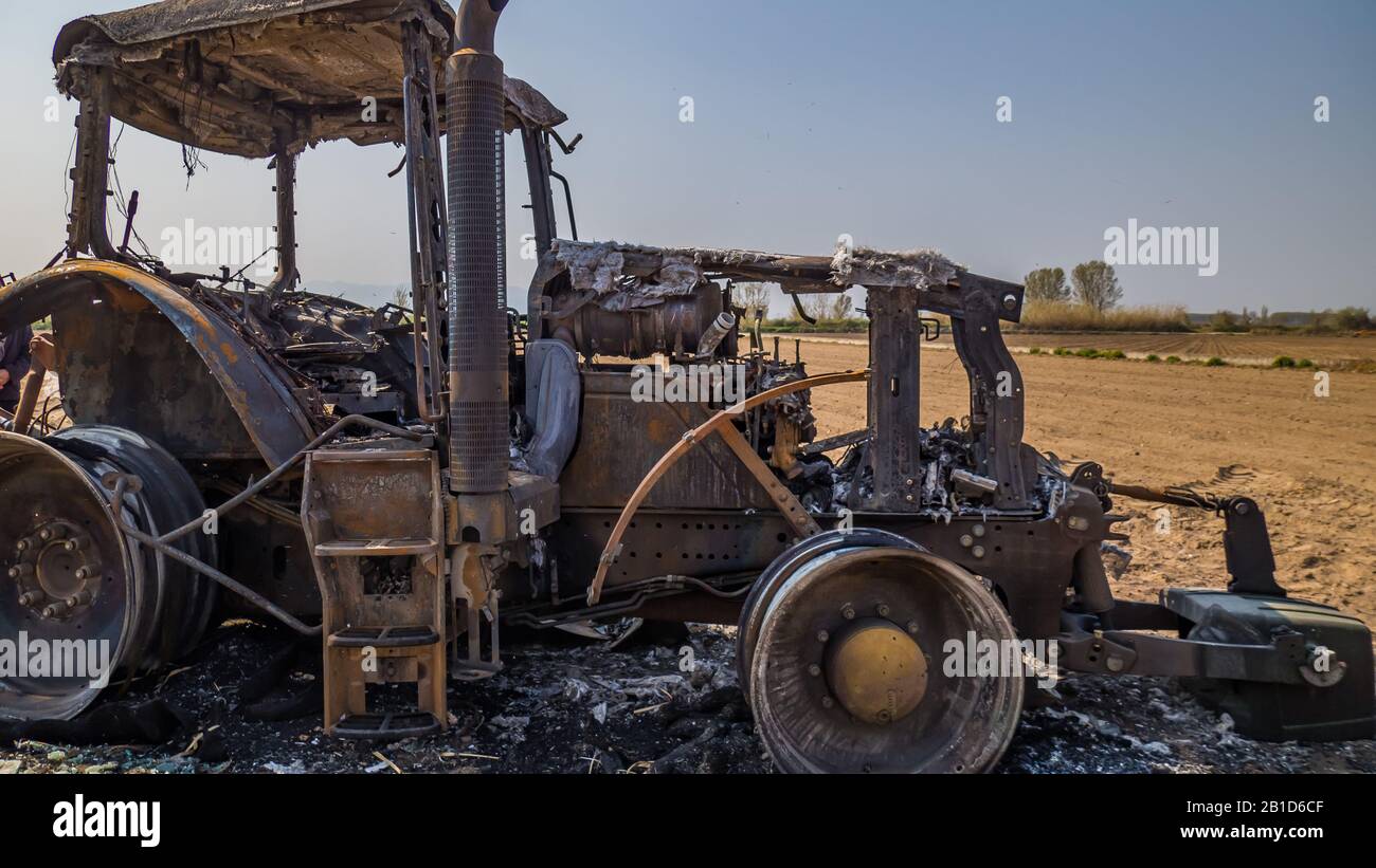 tracteur complètement brûlé Banque D'Images