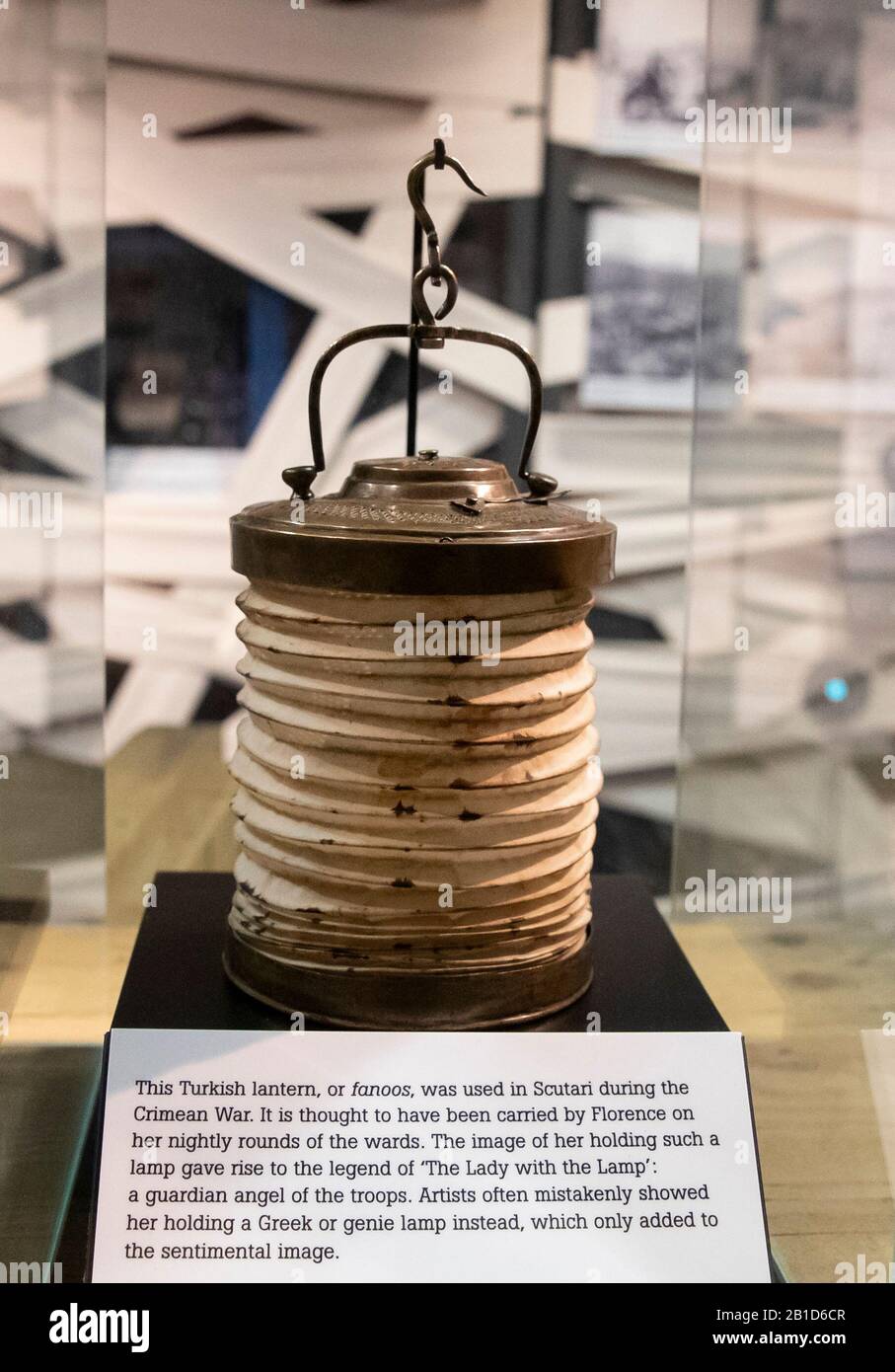 Londres, Royaume-Uni. 24 février 2020. La photo prise le 24 février 2020 montre la lampe qui aurait été transportée par Florence au Florence Nightingale Museum de Londres, en Grande-Bretagne. 2020 voit le 200ème anniversaire de naissance de Florence Nightingale. Crédit: Han Yan/Xinhua/Alay Live News Banque D'Images