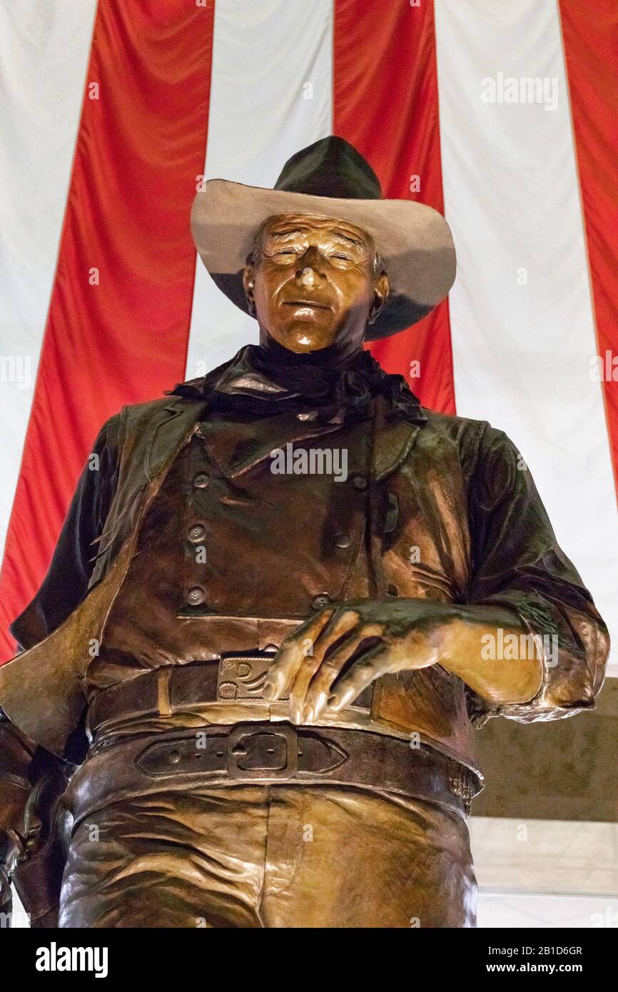 Une statue de bronze de John Wayne, célèbre acteur américain, vêtu d'un cow-boy, se trouve à l'aéroport John Wayne, dans le comté d'Orange, à Santa Ana, en Californie. Banque D'Images
