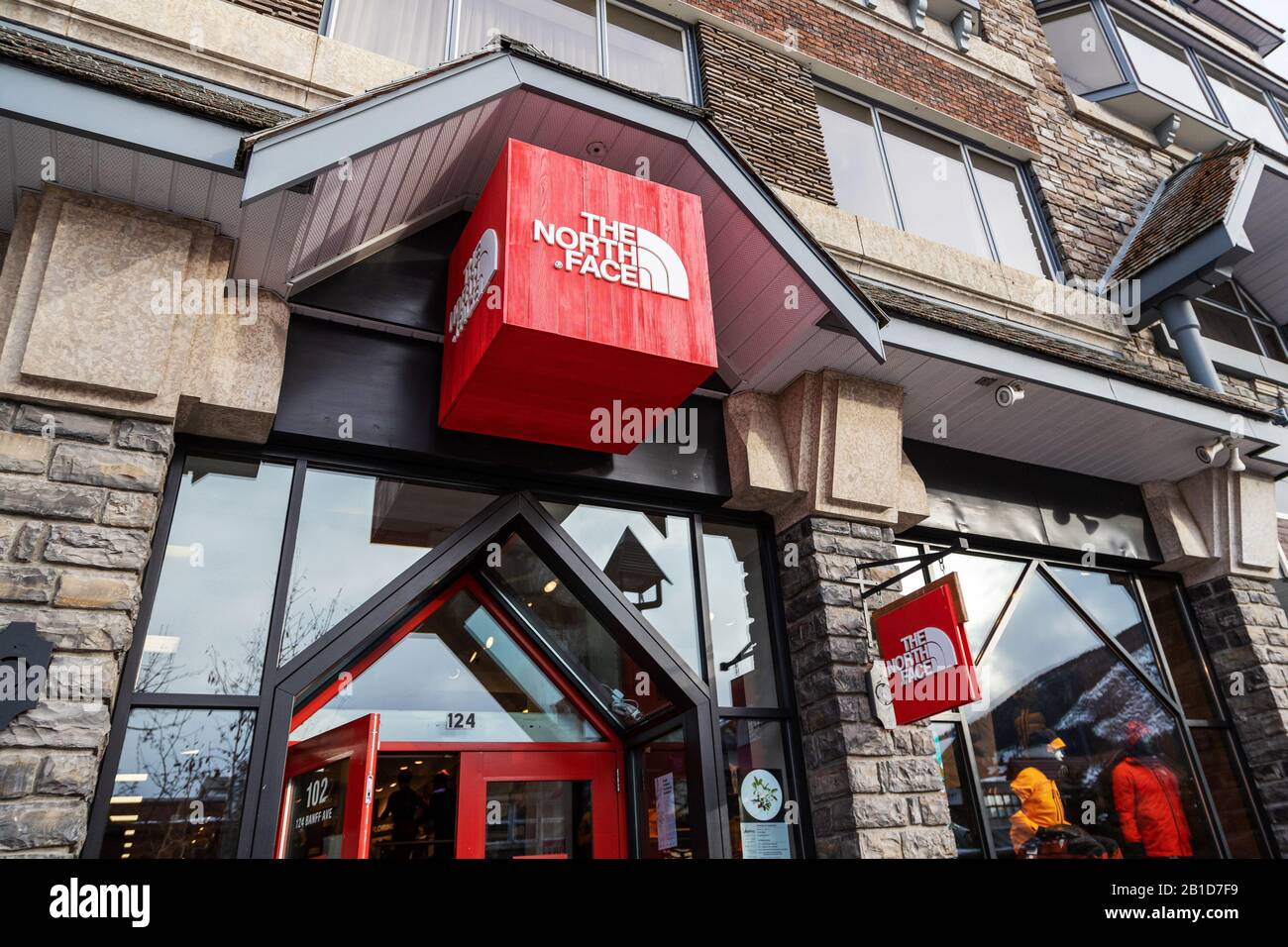 Banff, CANADA - 15 FÉVRIER 2020 : Célèbre détaillant américain de loisirs de plein air Le North Face shop avec son panneau sur l'avenue animée Banff en Alberta, Canada. Banque D'Images