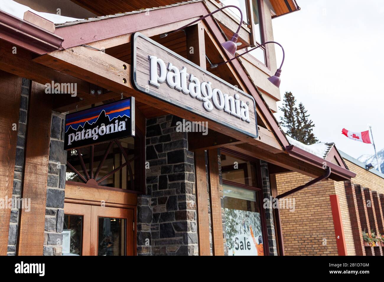 Banff, CANADA - 15 FÉVRIER 2020 : magasin de Patagonie avec son panneau sur l'avenue Banff, très fréquentée, en Alberta, au Canada. La Patagonie est une entreprise américaine de vêtements qui m Banque D'Images