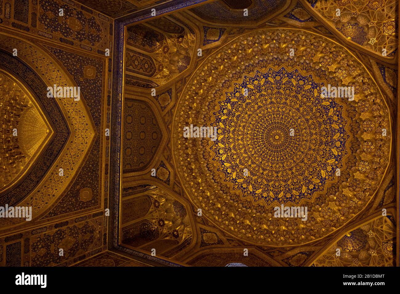 L'intérieur de la Tilya-Kori Madrasah au Registan, Samakand, Ouzbékistan Banque D'Images