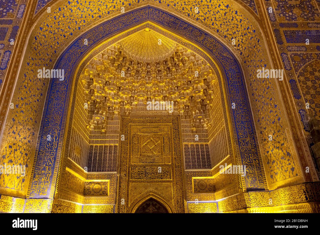 L'intérieur de la Tilya-Kori Madrasah au Registan, Samakand, Ouzbékistan Banque D'Images