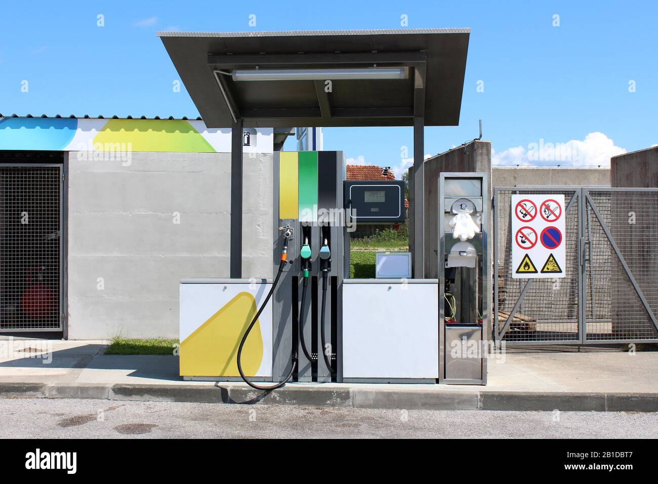 Pompe de station-service avec gaz de pétrole liquéfié ou gaz de pétrole  liquide ou gaz GPL ou GPL et deux types de carburant différents avec  affichage numérique à côté du métal Photo