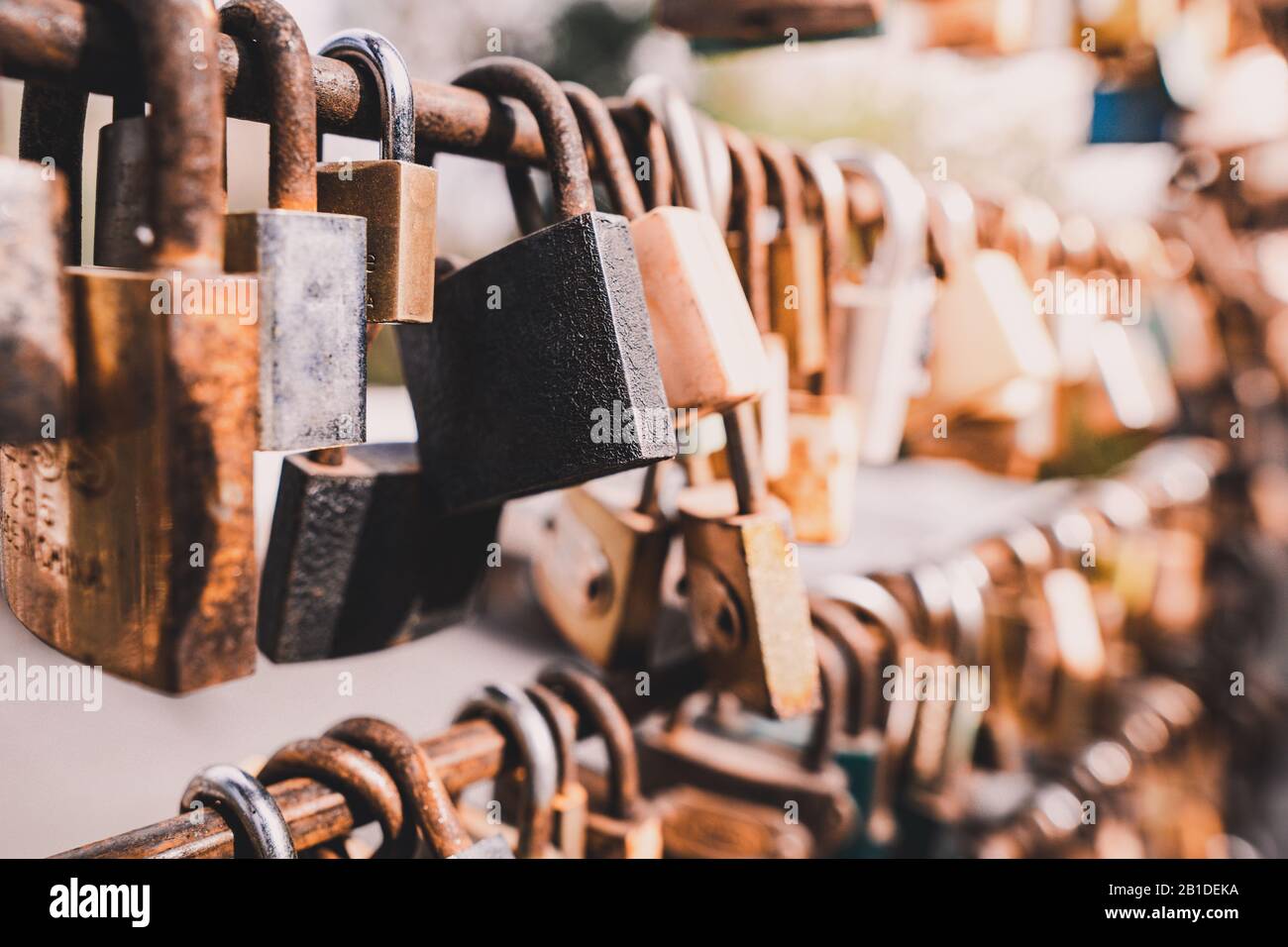 Serrure d'amour, beaucoup de la clé principale accrochée sur le pont pour montrer l'amour de longue durée Certains morceaux ont été suspendus pendant longtemps à la rouille. Banque D'Images