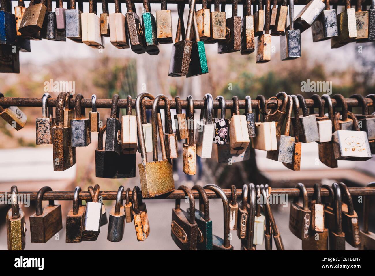 Serrure d'amour, beaucoup de la clé principale accrochée sur le pont pour montrer l'amour de longue durée Certains morceaux ont été suspendus pendant longtemps à la rouille. Banque D'Images