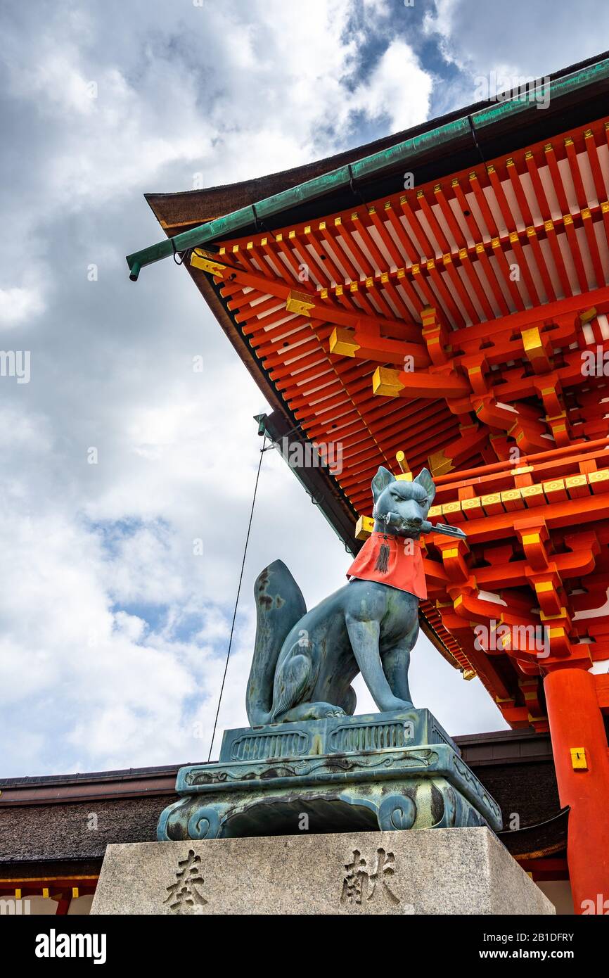 Statue de Fox tenant une clé dans sa bouche, à la porte principale du sanctuaire Inari de Fushimi, Kyoto. Les renards sont considérés comme des messagers de dieu. Kyoto, Japon Banque D'Images