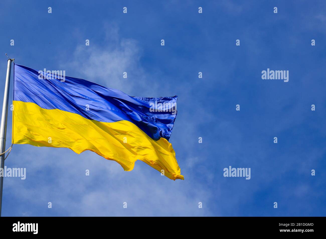 Le grand drapeau national de l'Ukraine vole dans le ciel bleu. Grande bannière d'état ukrainien bleu jaune dans la ville de Dnepr, Dnepropetrovsk. Indépendance, En Matière De Justice Banque D'Images
