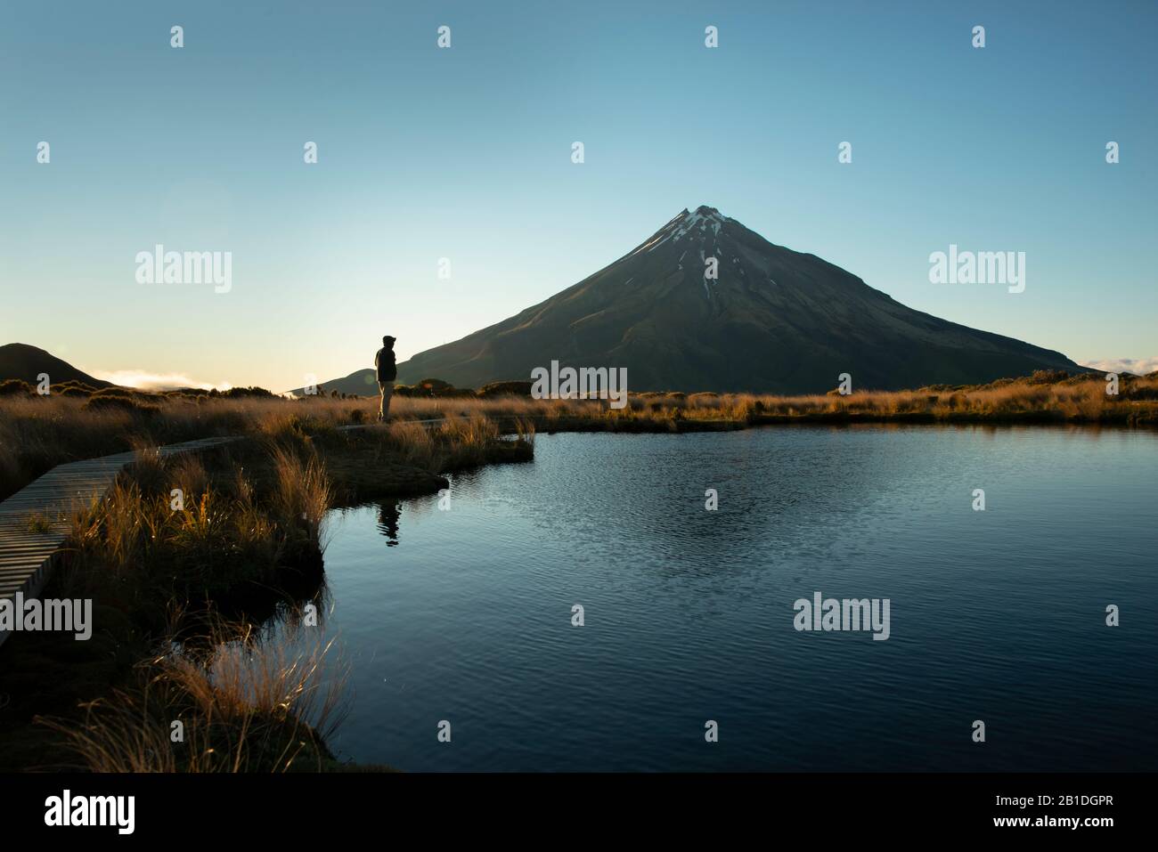 Admirer le Mont Taranaki au lever du soleil depuis le tarn de Pouakai Banque D'Images