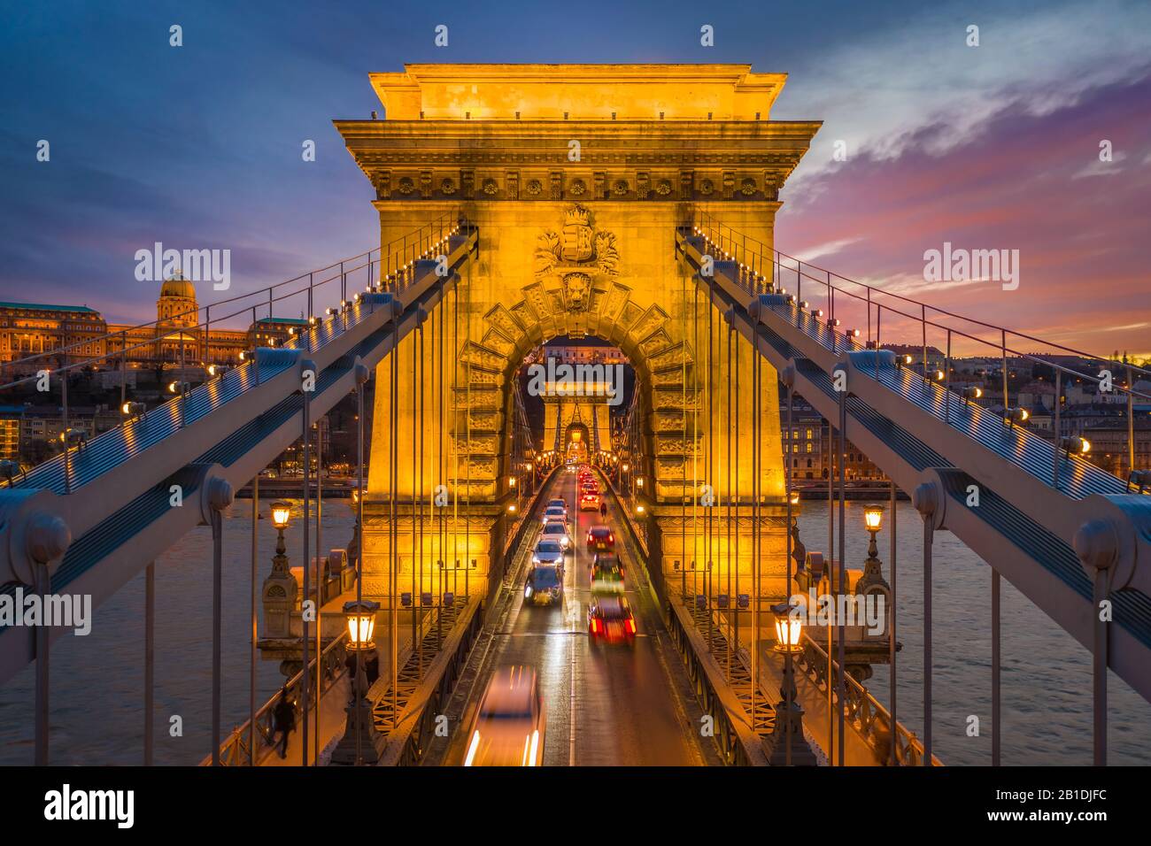 Budapest, Hongrie - vue aérienne du pont de la chaîne de Szechenyi avec circulation l'après-midi, beau ciel doré et rouge coucher de soleil, Palais royal du château de Buda et Bu Banque D'Images