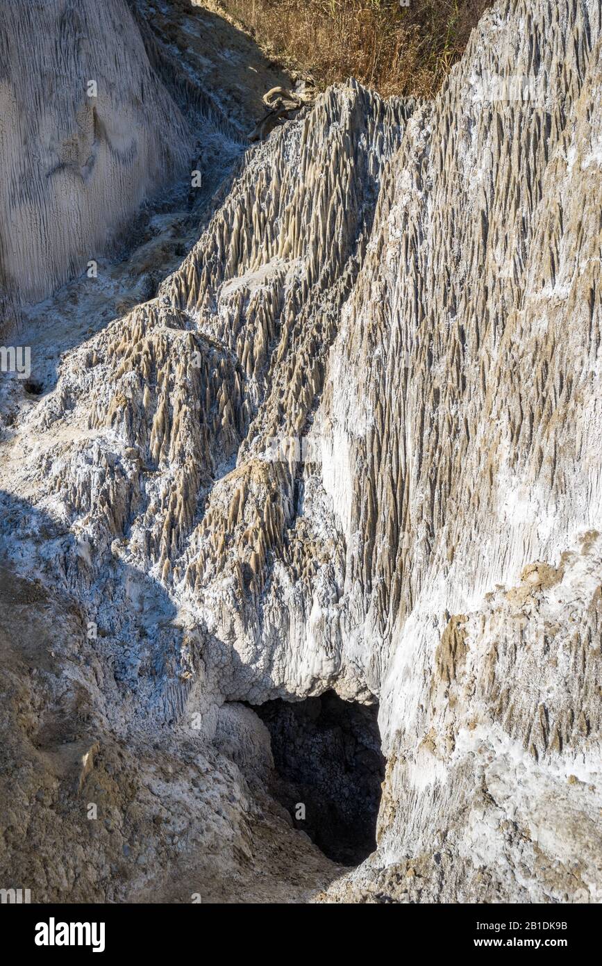 Des épines de sel blanc de montagne de sel près de la ville de Praid en Transylvanie, Roumanie Banque D'Images