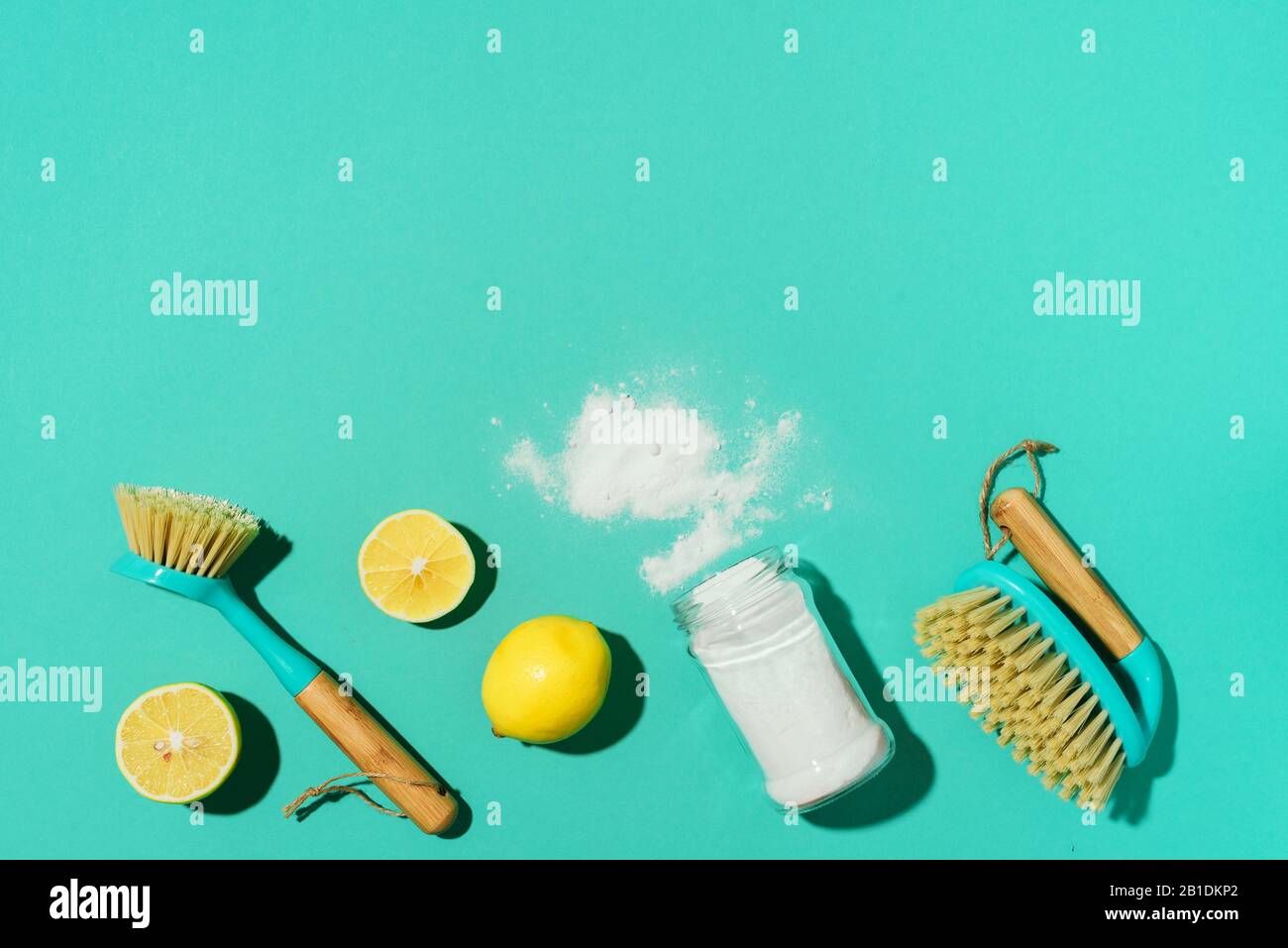 Nettoyants naturels écologiques, produits de nettoyage contre les bouteilles de détergent chimique. Mise en page des outils de nettoyage par rapport au soda de renfort, au citron, à la poudre de moutarde et aux brosses en bambou. Banque D'Images